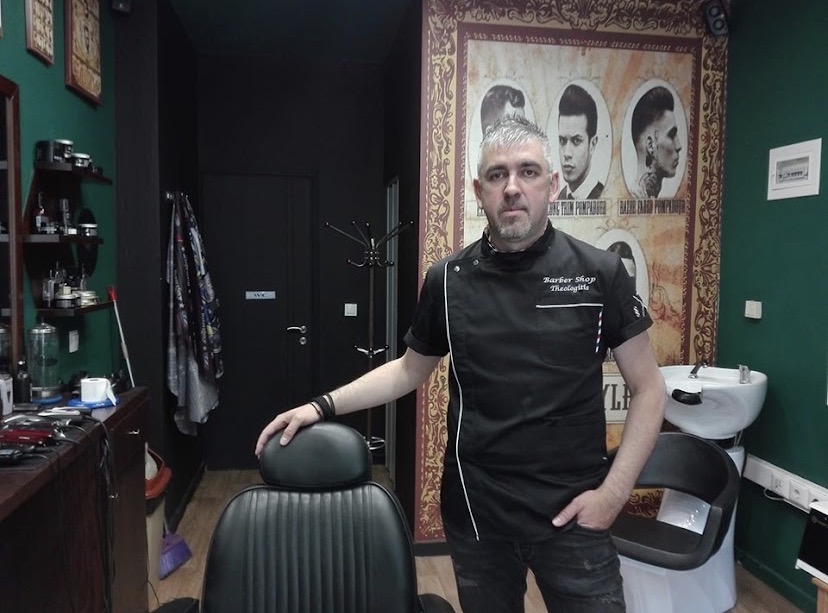 Ο ιδιοκτήτης του Barber Shop Theologitis στο κουρείο